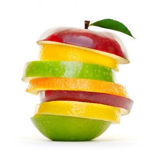 Bunte Früchte in Scheiben.Stapel Obst isoliert Bunte Früchte in Scheiben.Stapel Obst isoliert